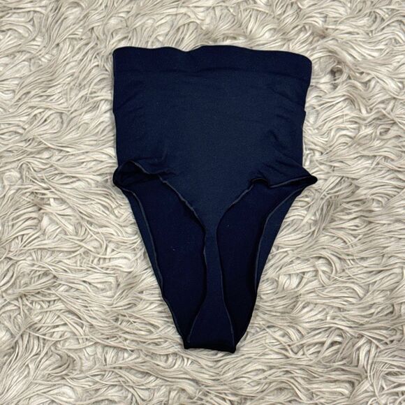 Skims shapewear thong undies size small black - Picture 3 of 3